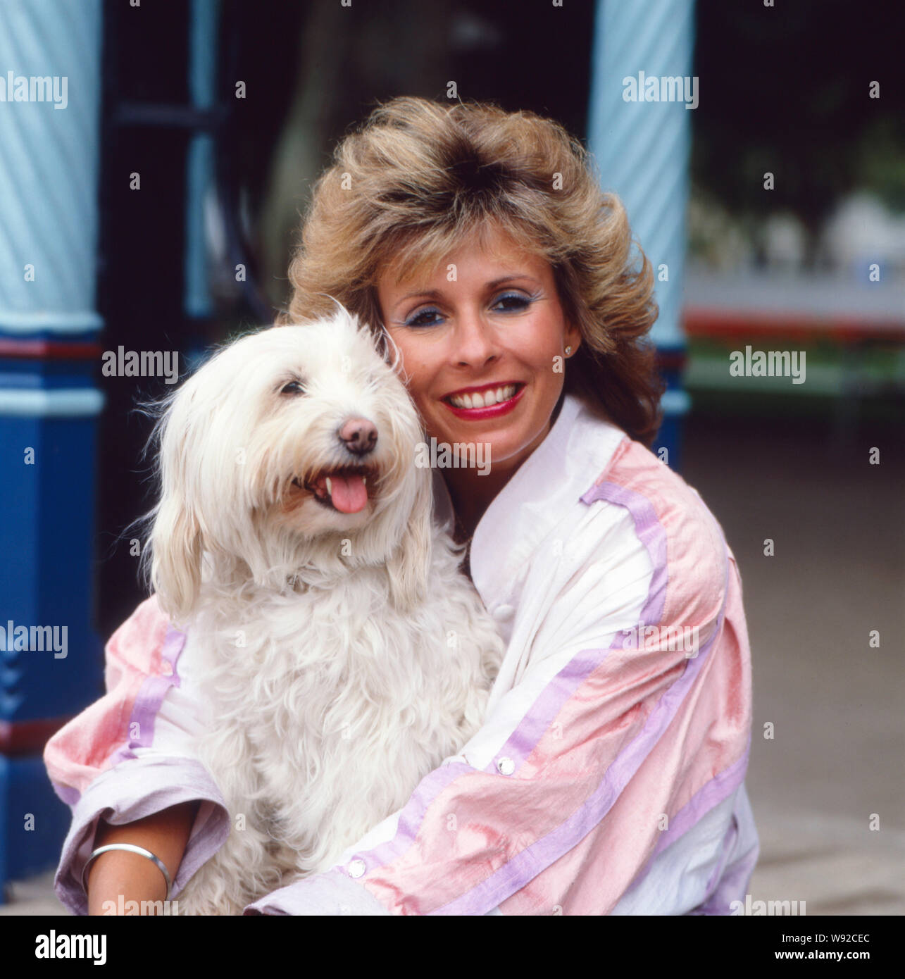 Die deusch-britische Schlagersängerin Ireen Sheer posiert mit ihrem langhaarigen Tibet-Terrier in den 1990er Jahren. Il Deusch-British cantante pop Ireen Sheer pone con i suoi lunghi capelli Tibetan Terrier negli anni novanta. Foto Stock