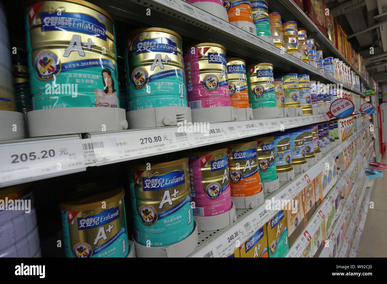 --FILE--barattoli di formula del bambino e la madre il latte in polvere della Mead Johnson Nutrition sono in vendita in un supermercato in città Xuchang, central Chinas Henan prov Foto Stock