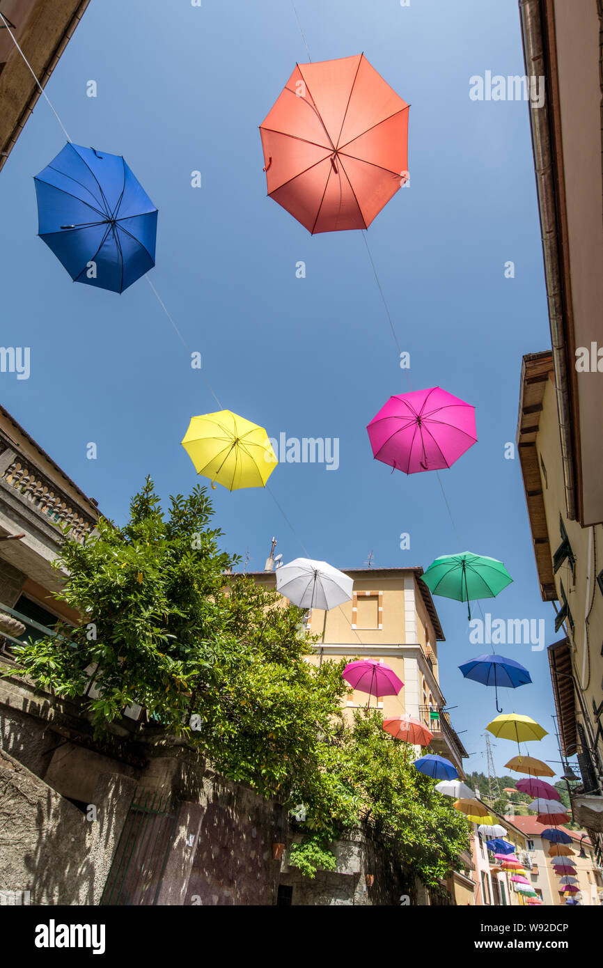 Ombrelloni colorati installazione come decorazione per le strade di Rossiglione in Italia Foto Stock