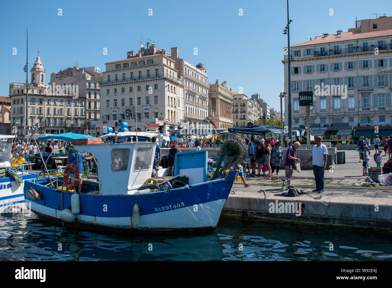 Venditori di pesce al Porto Vecchio, Marsiglia, Francia Foto Stock