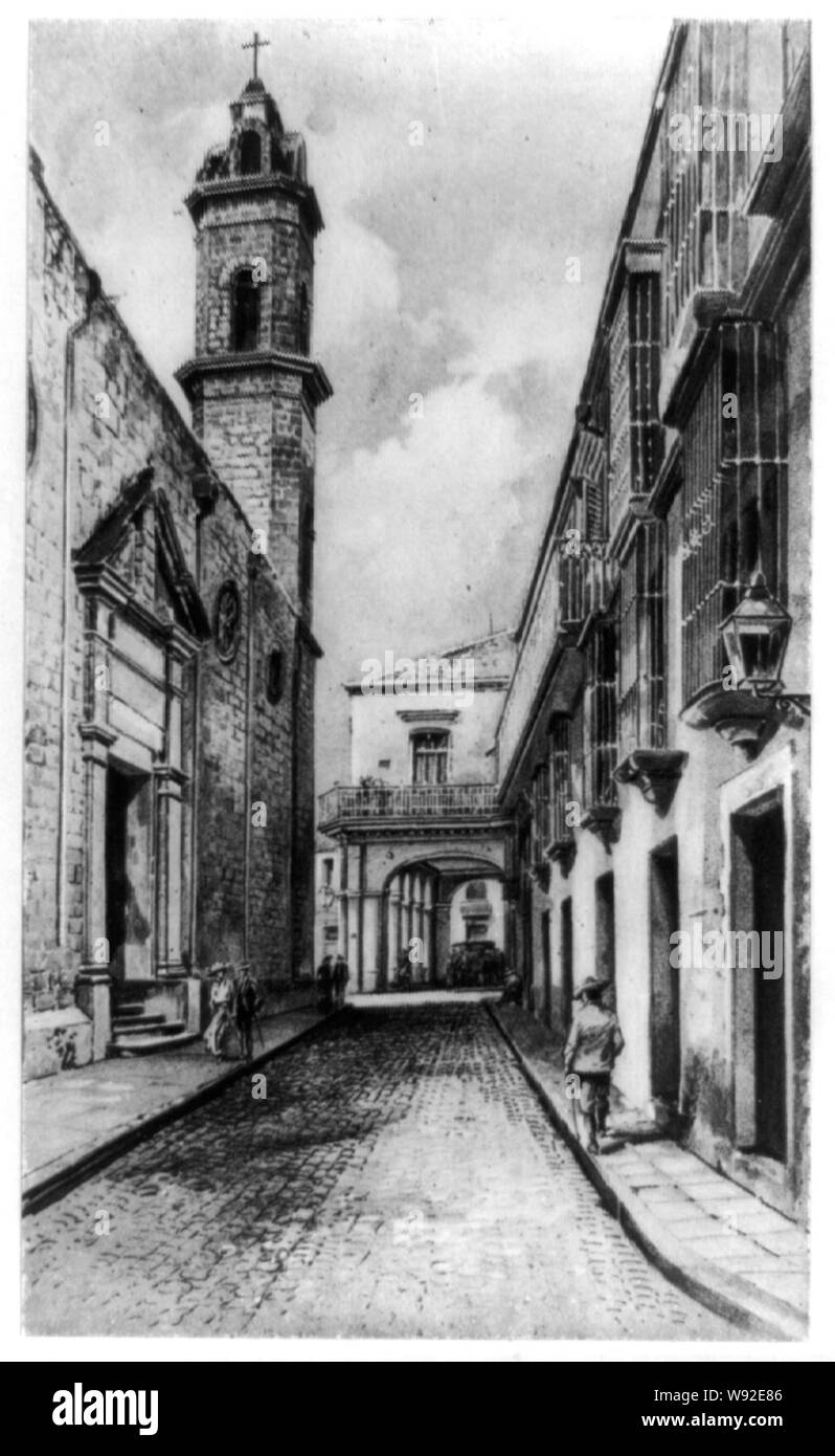 Una stretta strada nella vecchia Havana, Cuba, chiesa sulla sinistra Foto Stock