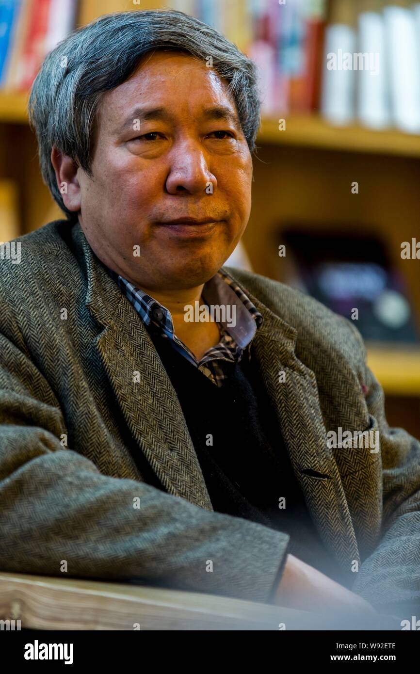 --FILE--scrittore cinese Yan Lianke assiste una parte di lettura a Pechino in Cina, 1 dicembre 2012. Pechino-base autore cinese Yan Lianke è stata shor Foto Stock