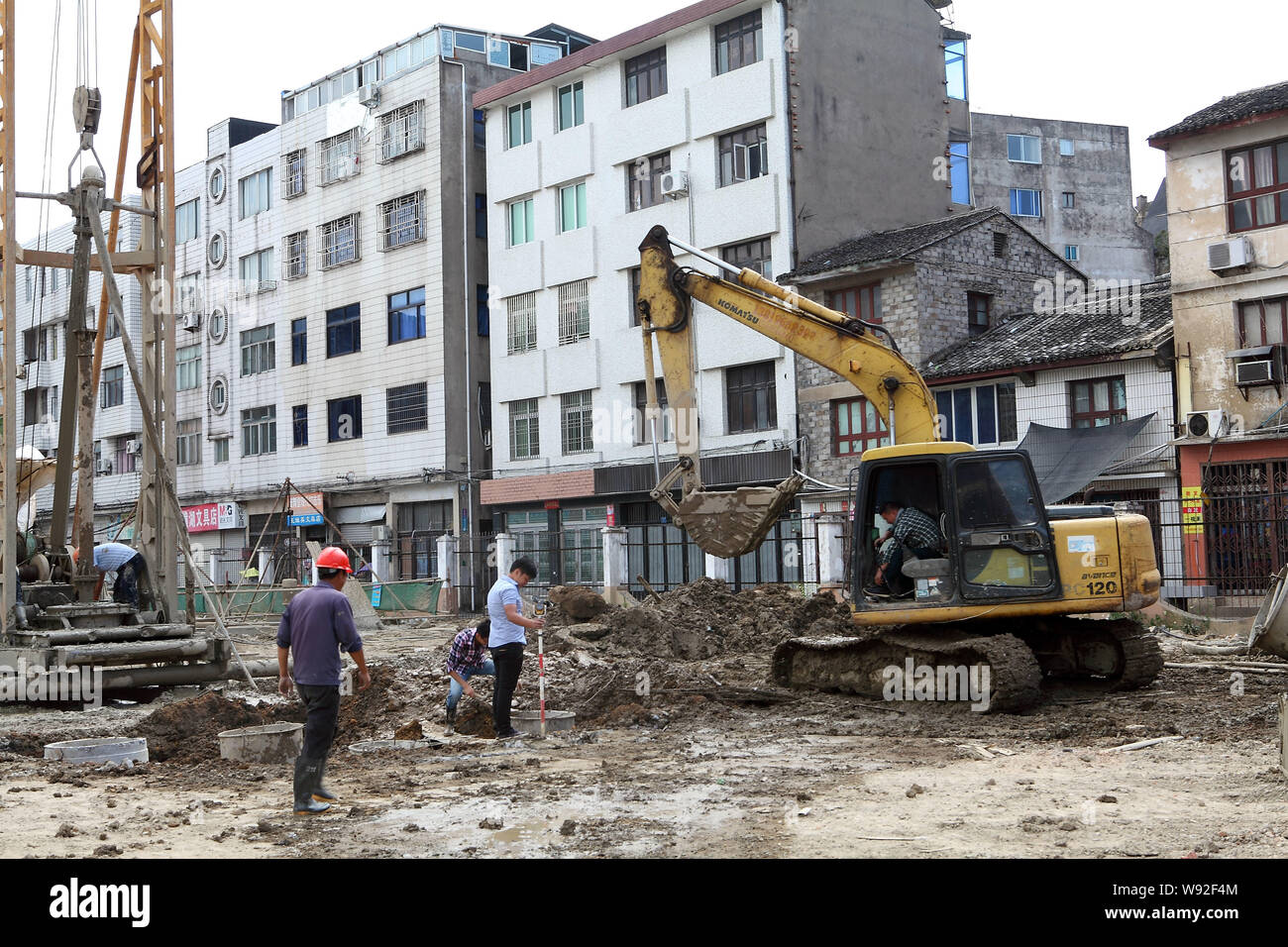 Il sito in costruzione dove il gigante di pietra la tartaruga è stato scoperto in una scuola primaria in Wenling, est Chinas nella provincia di Zhejiang, 4 ottobre 2013. A g Foto Stock