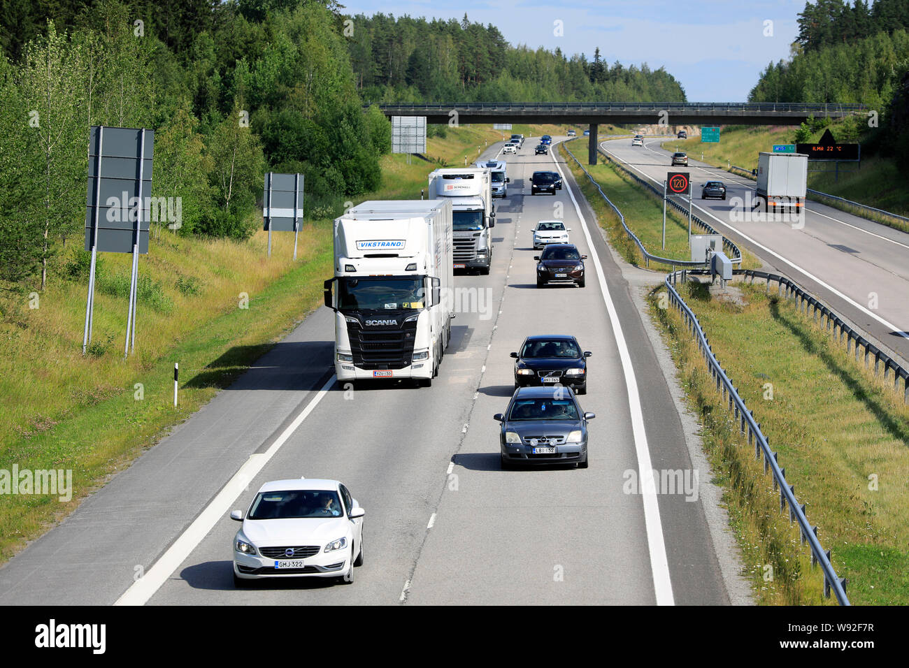 Salo, Finlandia. Luglio 19, 2019. Due bianchi Scania camion merci la guida in autostrada il traffico su Finnish National Road 1, E18, in un giorno di estate. Foto Stock