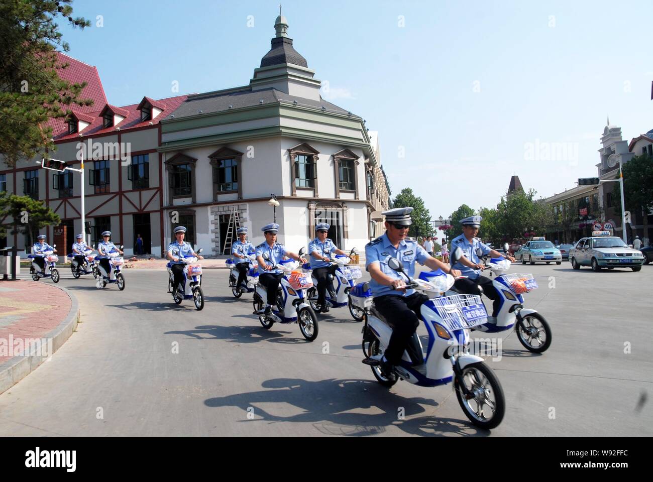 --FILE--cinese di gestione urbana ufficiali corsa biciclette elettriche a pattugliare le strade di Beidaihe, Qinhuangdao city, porcellane del nord nella provincia di Hebei, 2 luglio 200 Foto Stock