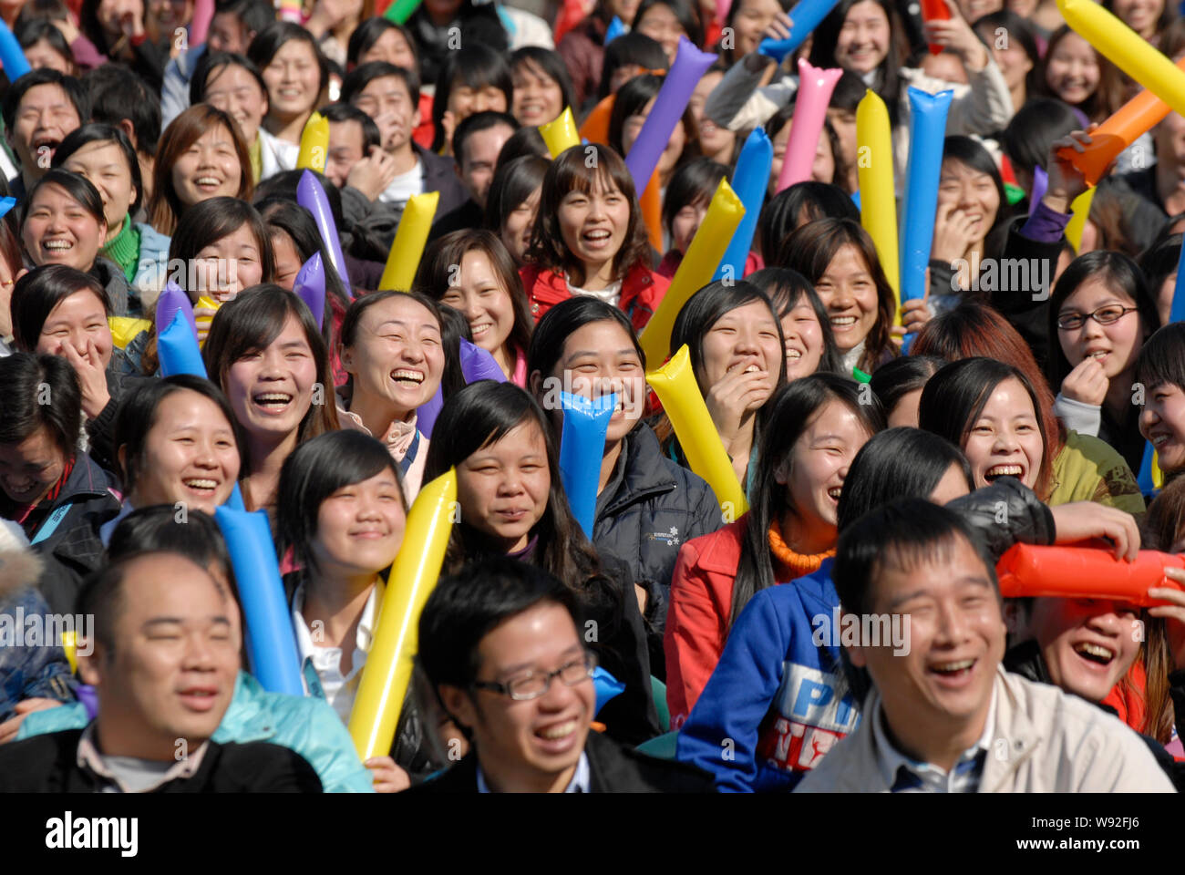--FILE--giovani cinesi i lavoratori migranti guarda una performance durante un nuovo anno celebrazione in ChangAn town, Dongguan City, a sud Chinas provinc Guangdong Foto Stock
