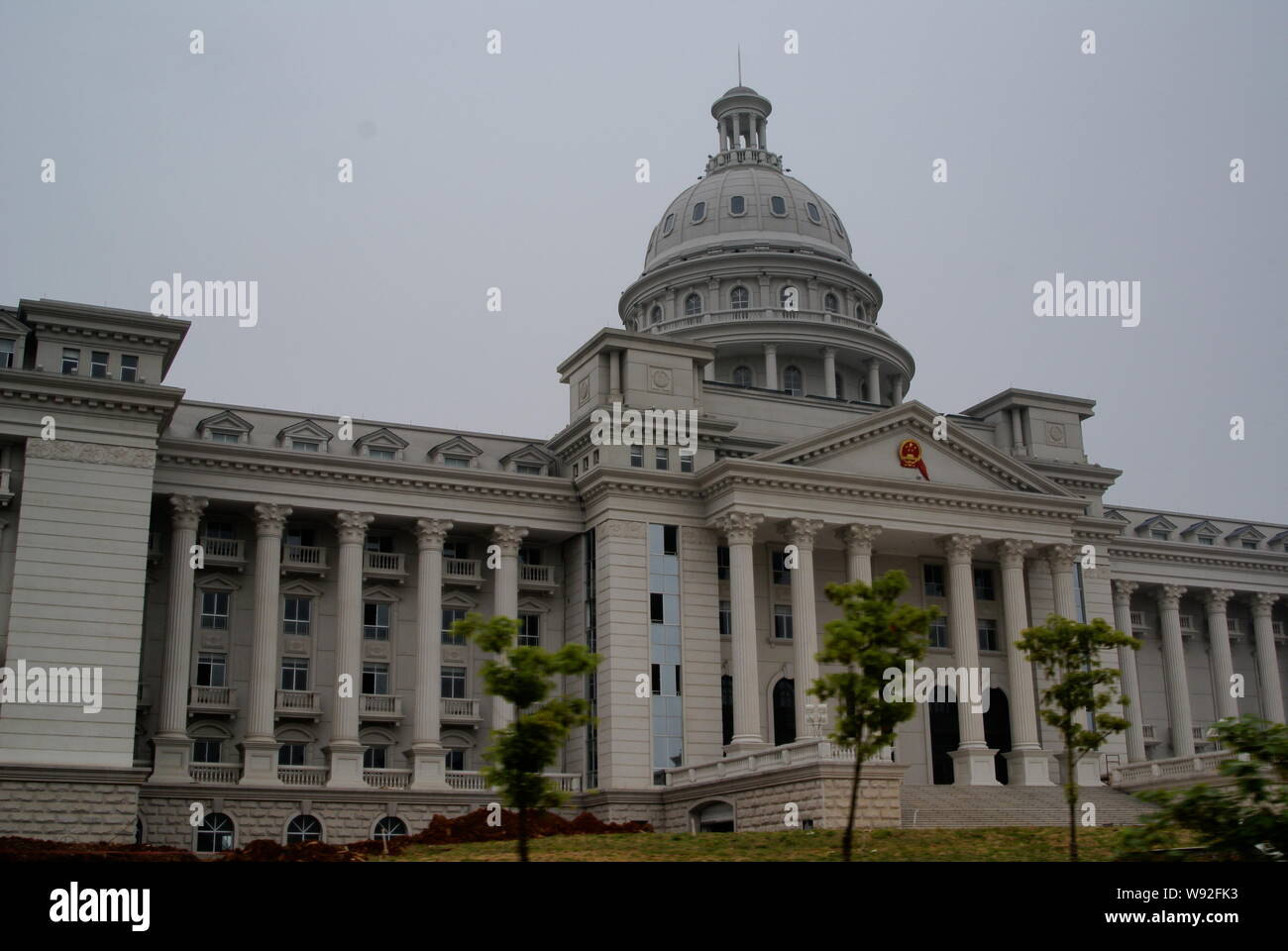 --FILE--Vista di un tribunale locale edificio, che assomiglia al Capitol negli Stati Uniti, nella città di Jiujiang, est Chinas provincia di Jiangxi, 16 maggio 2007. Foto Stock