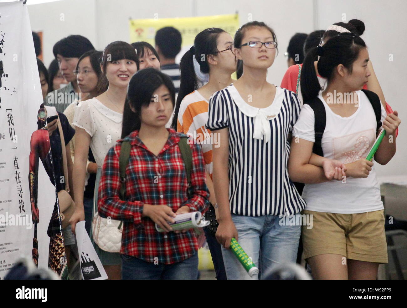 --FILE--cinese laureati partecipare ad una fiera del lavoro in Nanjing East Chinas provincia dello Jiangsu, 15 settembre 2013. Il successo accademico è stato visto come t Foto Stock