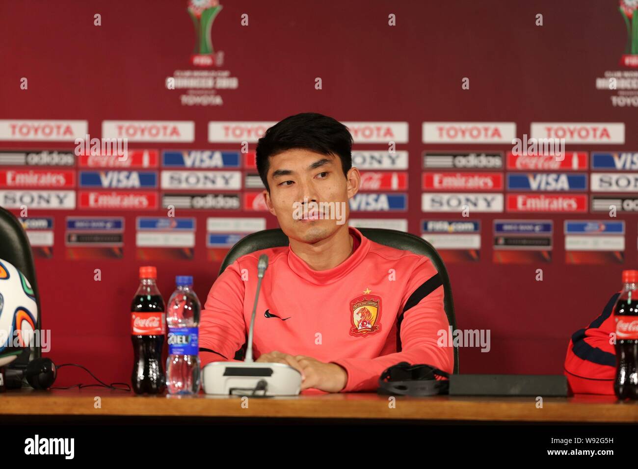 Zheng Zhi di porcellane Guangzhou Evergrande guarda su nel corso di una conferenza stampa durante il 2013 la FIFA Club World Cup a Agadir, Marocco, 16 dicembre 2013. Gu Foto Stock