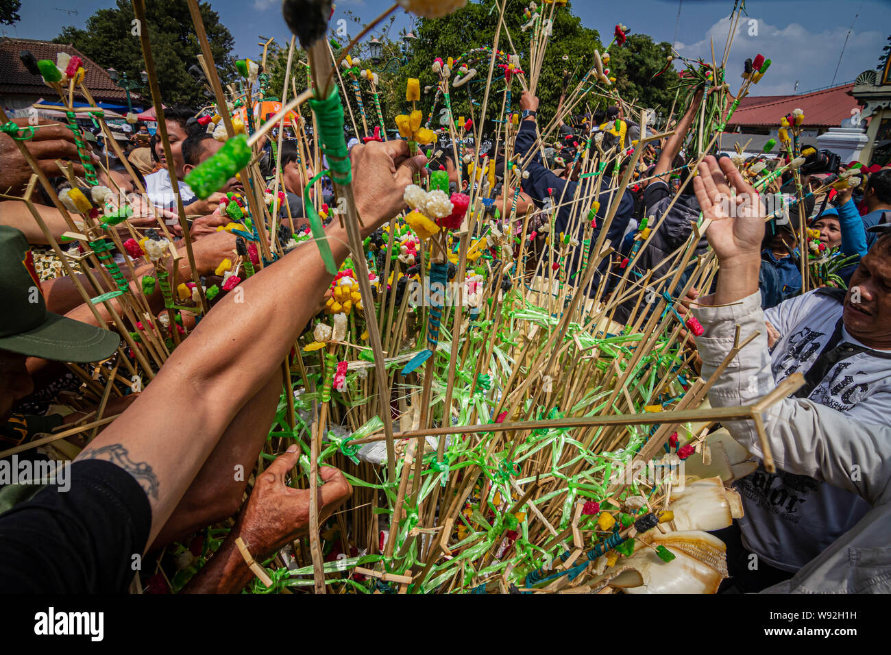 Yogyakarta, Indonesia. 12 Ago, 2019. Si spintonano indonesiano per la 'Gunungan', un modello di una montagna fatta di riso appiccicoso, dolci, vari cibi, frutta e verdura da Kraton Palace durante il rituale Grebeg come parte delle celebrazioni per l'Eid al-Adha a Kauman grande moschea in Yogyakarta. I musulmani di tutto il mondo celebrano l'Eid al-Adha o festival di sacrificio che segna la fine dell annuale pellegrinaggio haj. (Foto di Rizqullah Hamiid Saputra/Pacific Stampa) Credito: Pacific Press Agency/Alamy Live News Foto Stock