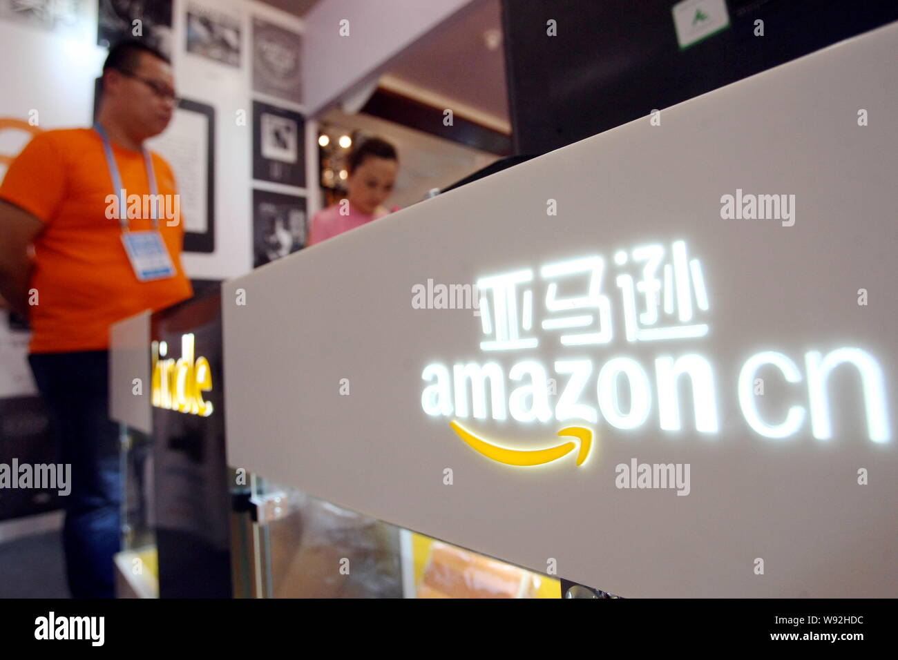 --FILE--un dipendente è visto presso lo stand di Amazon.cn durante una mostra a Shanghai in Cina, 29 agosto 2013. Amazon.com Inc sta sviluppando smartpho Foto Stock