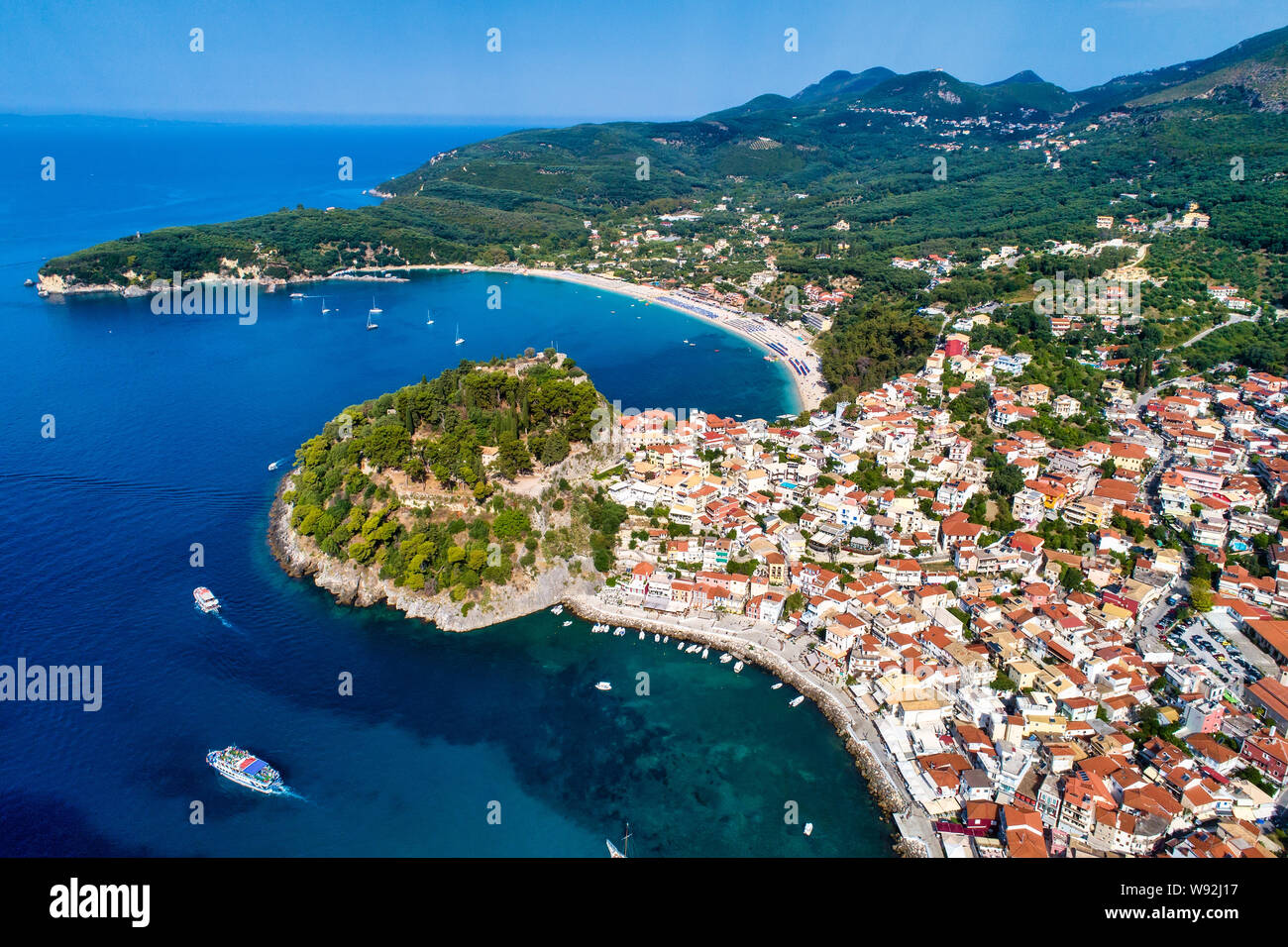 Antenna vista panorama urbano della città costiera di Parga, Grecia durante l'estate. Acqua cristallina del paesaggio naturale e splendidi edifici architettonici ne Foto Stock