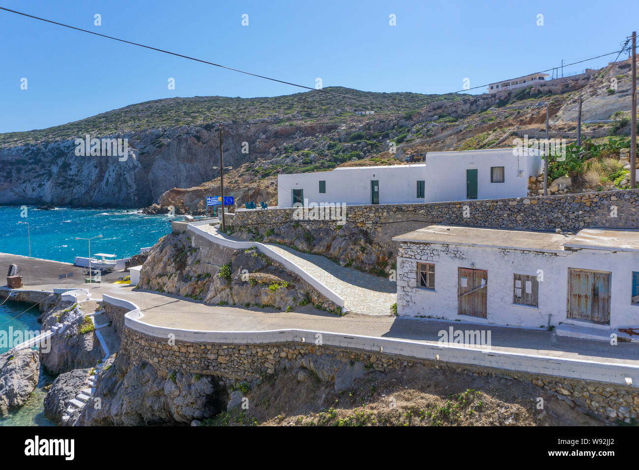 Potamos villaggio con il porto e le colorate barche da pesca a vela nel  mare turchese delle acque in Isola di Antikythera in Grecia Foto stock -  Alamy