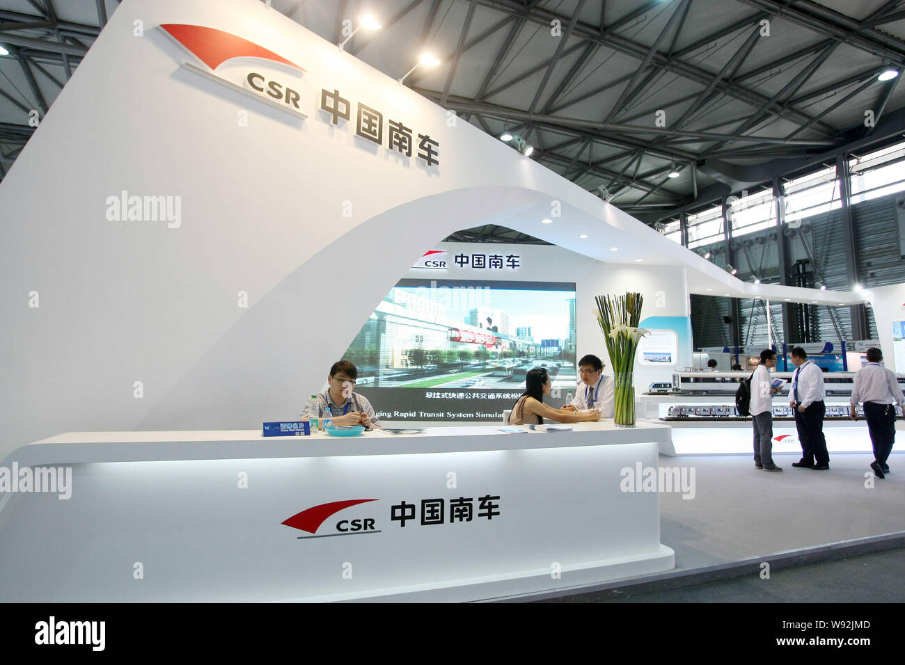 --FILE -- la gente visita lo stand della RSI durante la ferrovia metropolitana Cina expo 2013 a Shanghai, in Cina, il 6 giugno 2013. Porcellane di proprietà dello stato azienda ferroviaria sarà Foto Stock