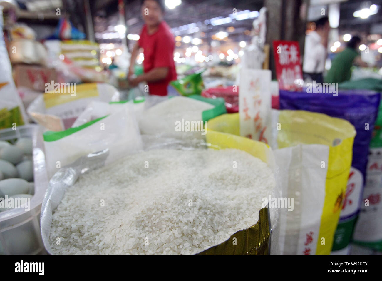 --FILE--un fornitore vende il riso a un mercato in Cina a Shanghai, 21 maggio 2013. Un decennio lungo il braccio in porcellane la produzione di riso è suscettibile di venire ad una estremità th Foto Stock