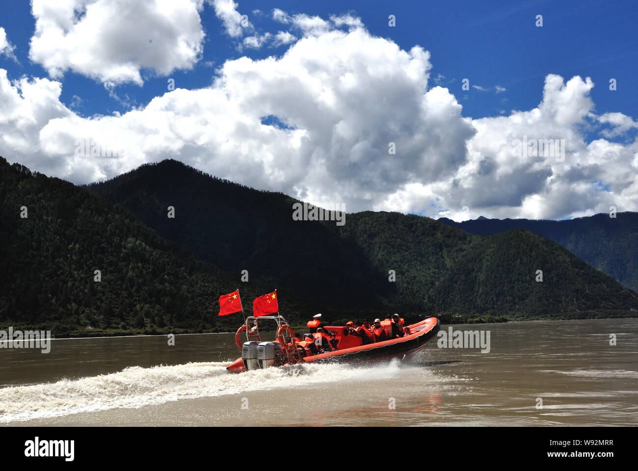 --FILE -- la gente viaggia sul Yarlung Zangbo fiume (noto anche come fiume Brahmaputra) dal motoscafo in Nyingchi, west Chinas regione autonoma del Tibet, 26 Foto Stock
