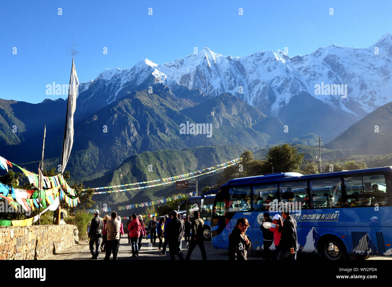 --FILE -- Il Mount Namjagbarwa è visto nella Yarlung Zangbo Canyon Park in Nyingchi, west Chinas regione autonoma del Tibet, 26 settembre 2012. Cina h Foto Stock