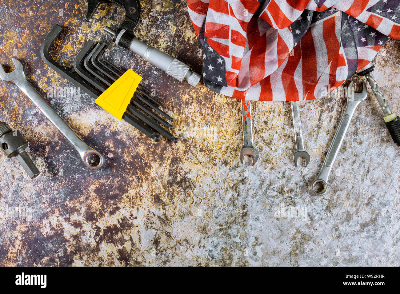 Bandiera degli Stati Uniti e di strumenti di costruzione felice Festa del Lavoro copia spazio per il testo su sfondo. Foto Stock