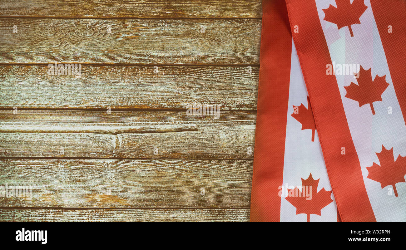 Canada giorno di celebrazione e di feste nazionali canadese rossa e bandiera bianca contro scuro dello sfondo rustico per Foto Stock