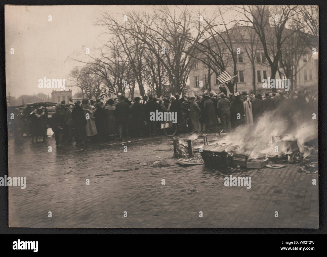 Una pila di libri di testo tedesco, dal Baraboo High School, masterizzazione su una strada a Baraboo, Wisconsin, durante un anti-tedesco di dimostrazione Foto Stock