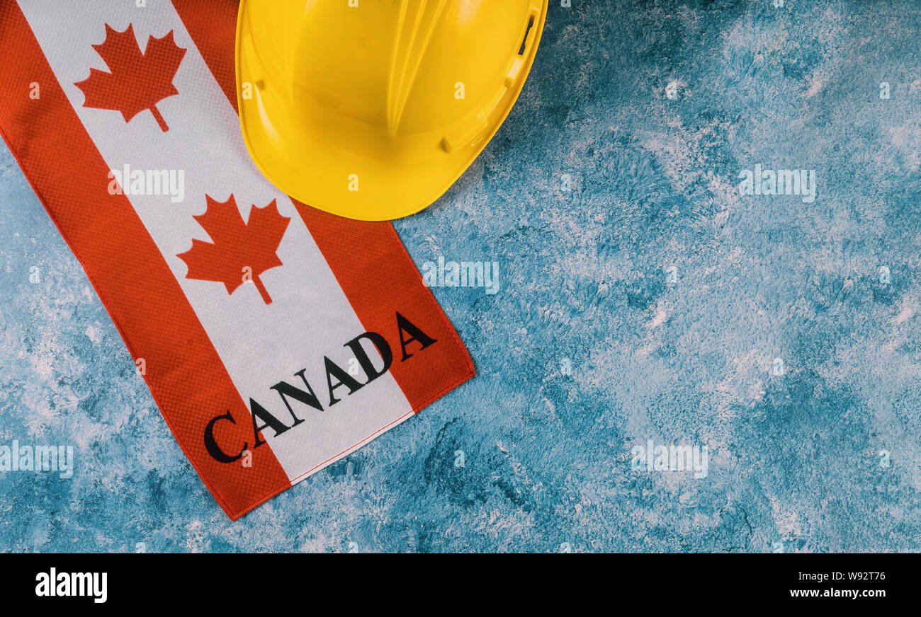 Canada giorno di celebrazione e di feste nazionali canadese rossa e bandiera bianca contro scuro dello sfondo rustico per Foto Stock