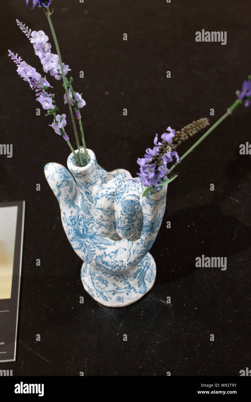 Donna mano, lavori di Valentina Fracchiolla, esposta nel palazzo Botton Ceramic Art Museum, Castellamonte, Italia Foto Stock