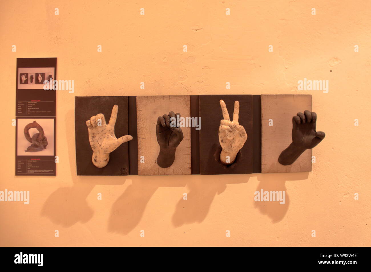 Lavori di ceramica che mostra le mani l'ortografia della parola amore Foto Stock