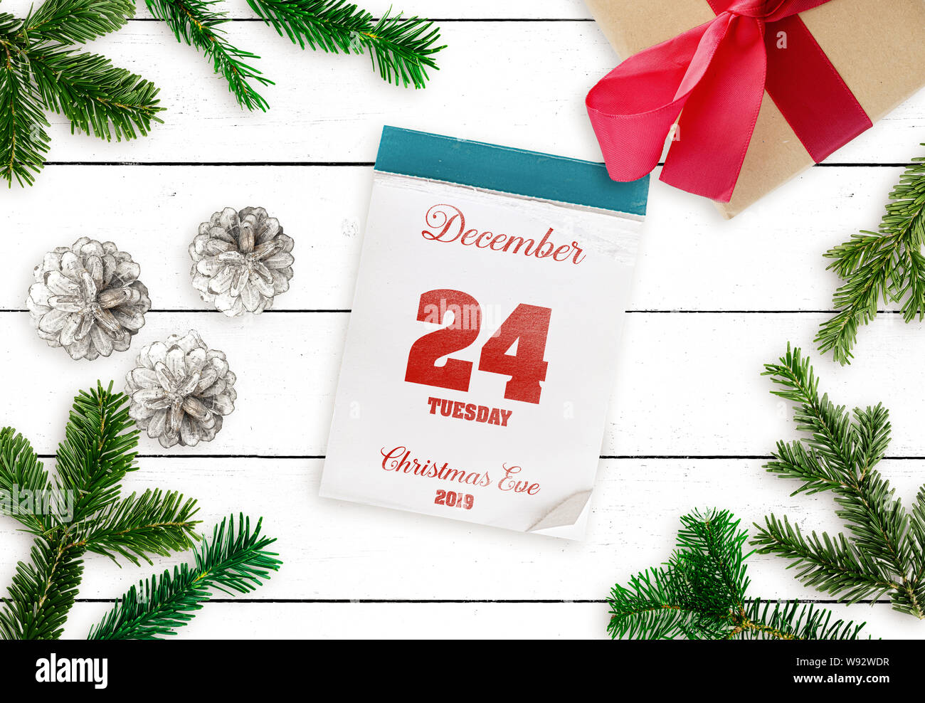 Vista superiore del nastrino a strappo sul Calendario Dicembre 24 la vigilia di Natale 2019 su bianco tavolo in legno Foto Stock