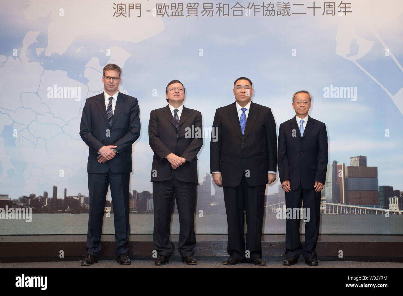 José Manuel Durao Barroso, seconda a sinistra, attuale Presidente della Commissione europea, e Fernando Chui Sai On, seconda a destra, attuale Chief Executive Foto Stock