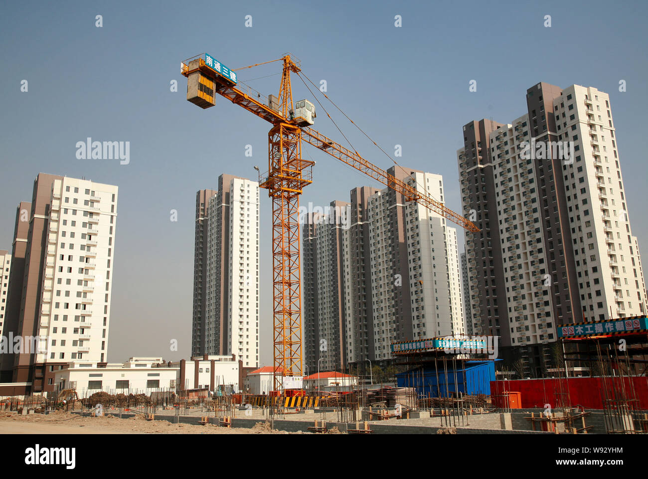 --FILE -- Appartamento Residenziale edifici sono in costruzione presso un cantiere in Cina a Shanghai, 10 aprile 2013. Controllare home aumenti di prezzo in C Foto Stock