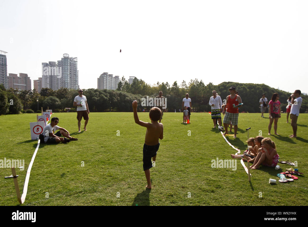 Un bambino straniero concorrente, anteriore, calci un flip-flop durante la quarta buttare Tatane Cup presso il Century Park a Pudong, Shanghai, Cina, 15 settembre 2013. Foto Stock