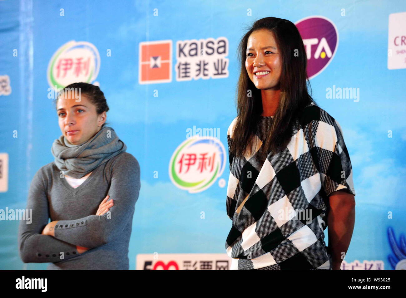 Cinese giocatore di tennis Li Na, diritto, sorride accanto a italiano giocatore di tennis Sara ERRANI, sinistra, durante una festa di benvenuto per il 2014 Shenzhen Open del 2 Foto Stock