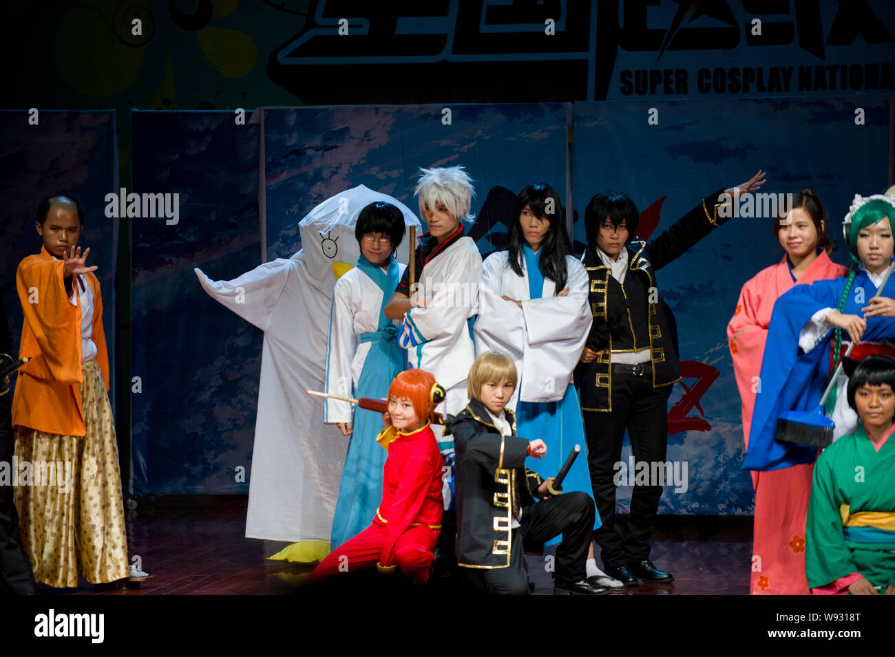 Concorrenti cinesi vestiti con i costumi delle figure nelle anime  giapponese, argento anima, eseguire nel finale del decimo Super nazionale  cosplay Foto stock - Alamy