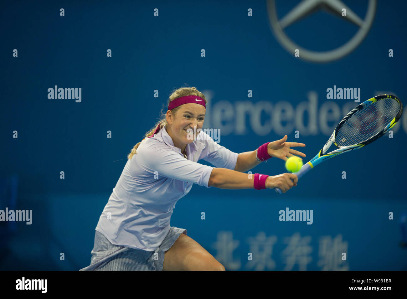 Victoria Azarenka della Bielorussia restituisce un colpo contro Andrea Petkovic della Germania durante il loro primo round Womens Singles match di 2013 Cina apre te Foto Stock