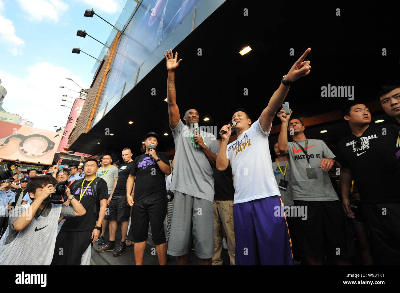 Stella NBA Kobe Bryant, centro, onde da una folla di tifosi durante un  evento promozionale presso