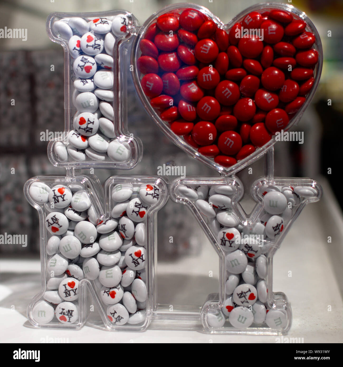 Candys Souvenir da M&Ms. I Love NY contenitore sagomato con I Love NY stampato sul bianco M&Ms. Foto Stock