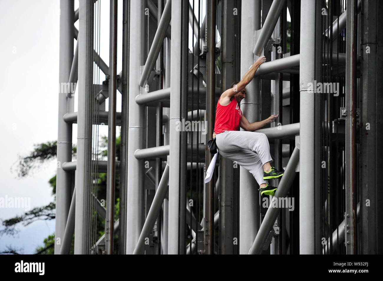 Scalatore francese Jean-Michel Casanova si arrampica il Bailong ascensore, noto anche come le Cento draghi ascensore, in Zhangjiajie punto panoramico nel centro di chi Foto Stock