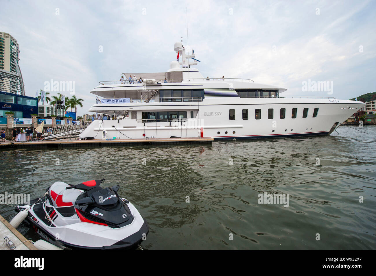 Una 45-metro-long yacht di lusso del valore di 325 milioni di yuan (US$52.42 milioni) è visualizzato durante l'Hainan Rendez-Vous 2013 nella città di Sanya, sud Chinas Hainan Foto Stock