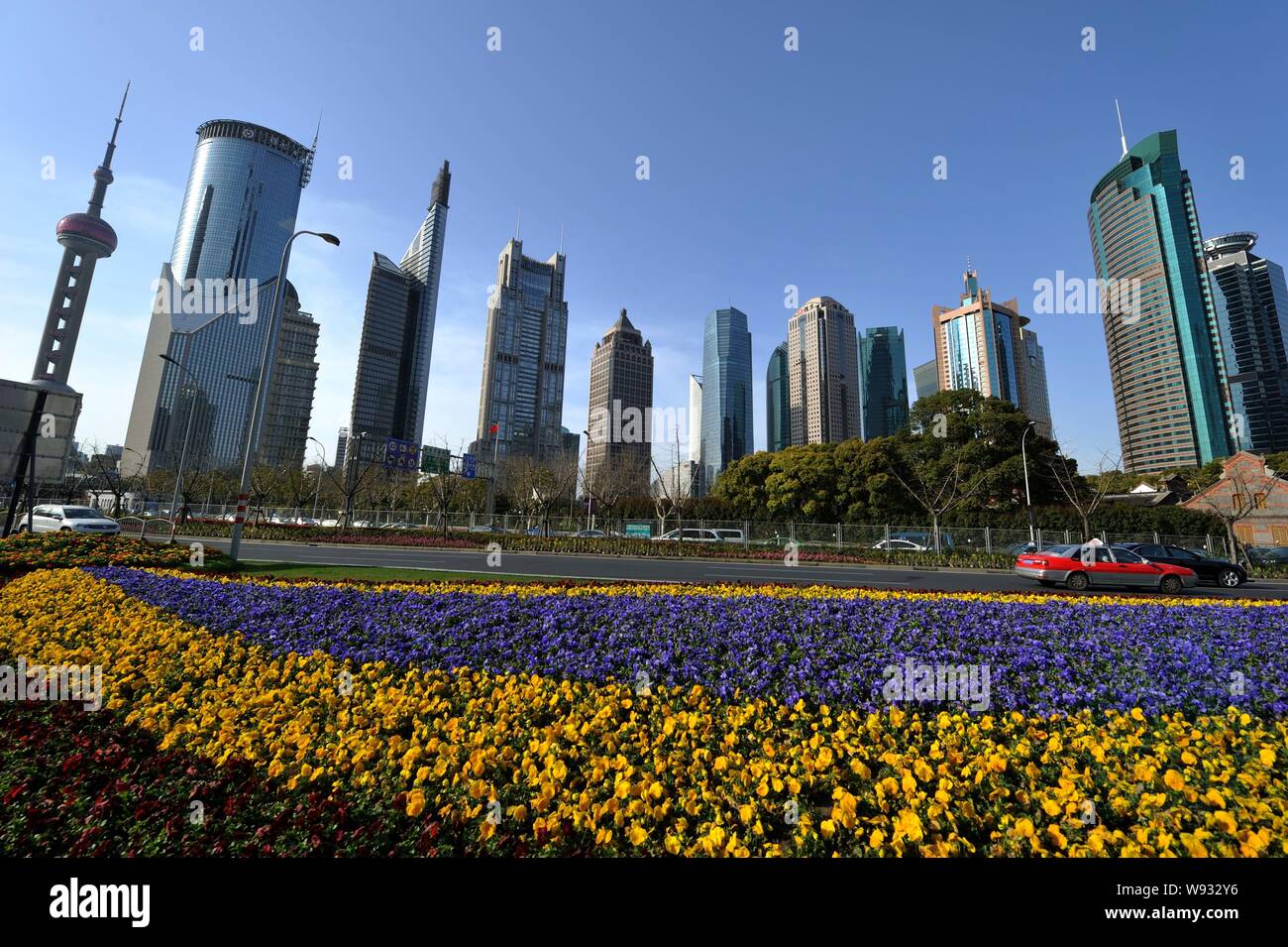 --FILE--Vista della Oriental Pearl TV Tower, sinistra e altri grattacieli e edifici ad alta nel Quartiere Finanziario di Lujiazui Pudong in Shangha, Foto Stock