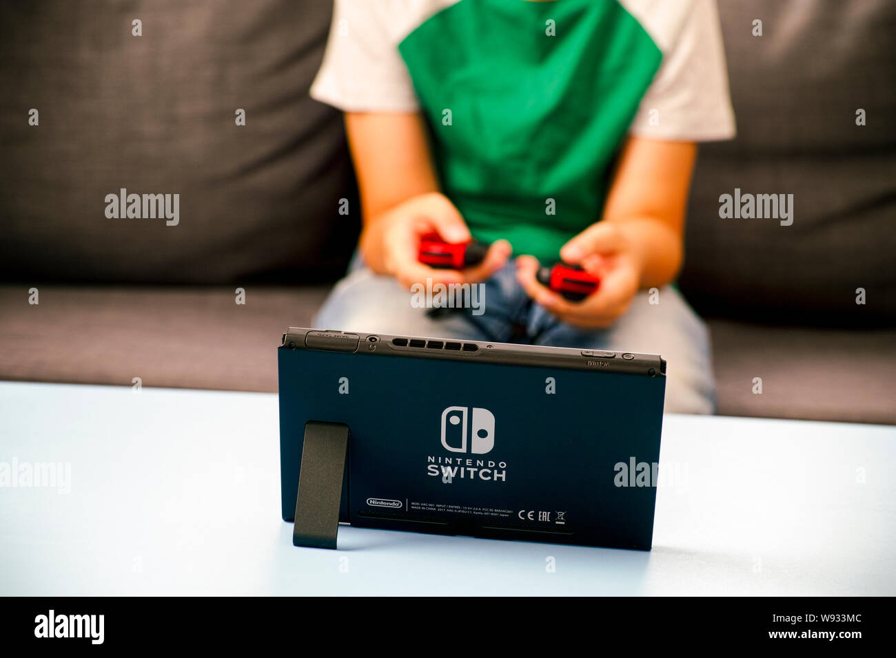 Tambov, Federazione Russa - Giugno 22, 2019 Kid playing Nintendo switch video della console di gioco. Foto Stock