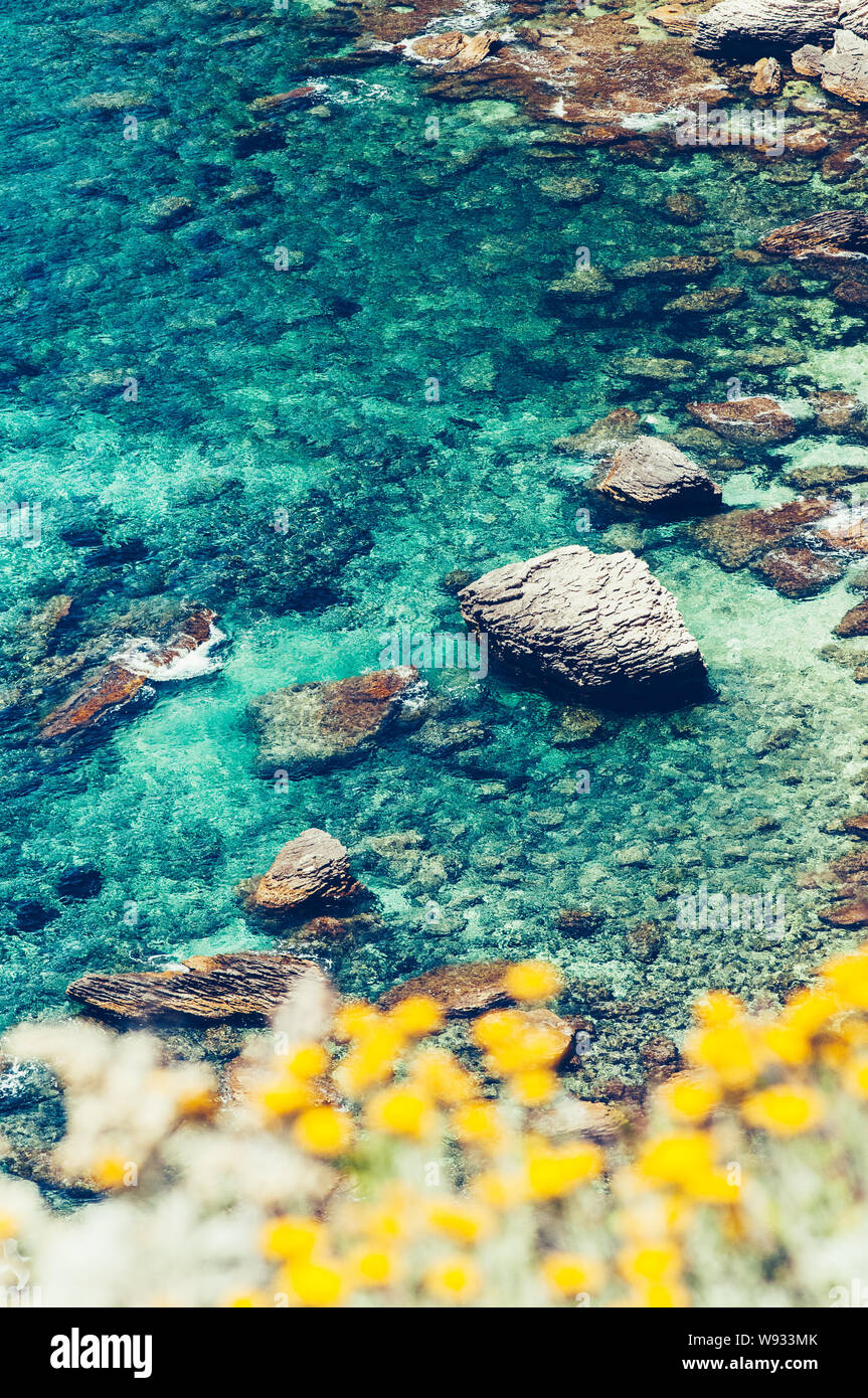 Bella blu turchese acqua di mare con scogli, guardando come una laguna del mediterraneo costa di Bonifacio, Corsica Foto Stock