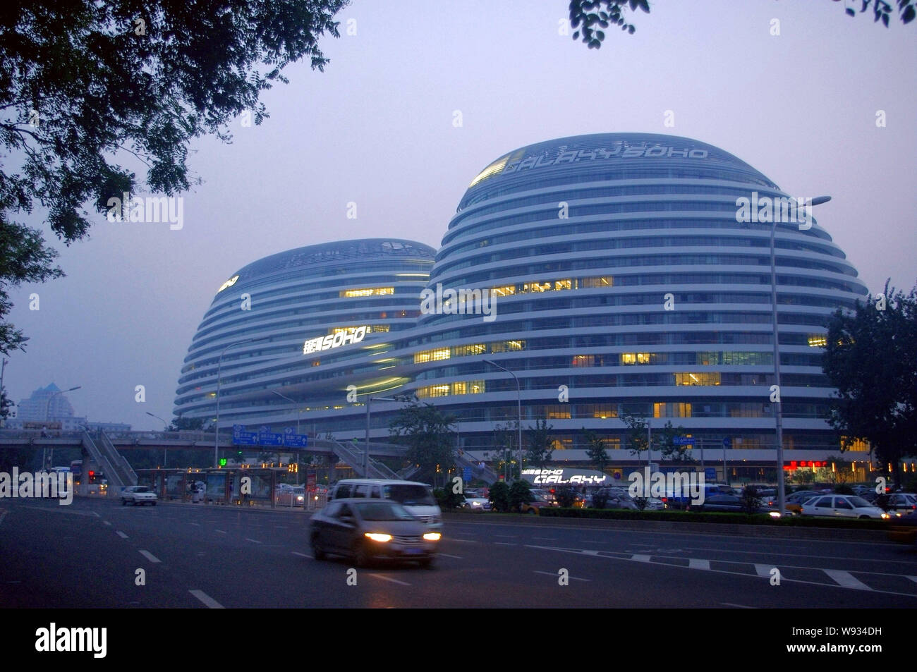 --FILE--vista notturna della galassia SOHO sviluppato da SOHO Cina a Pechino in Cina, 30 luglio 2013. Una relazione critica dalle porcellane di televisione ufficiale broa Foto Stock