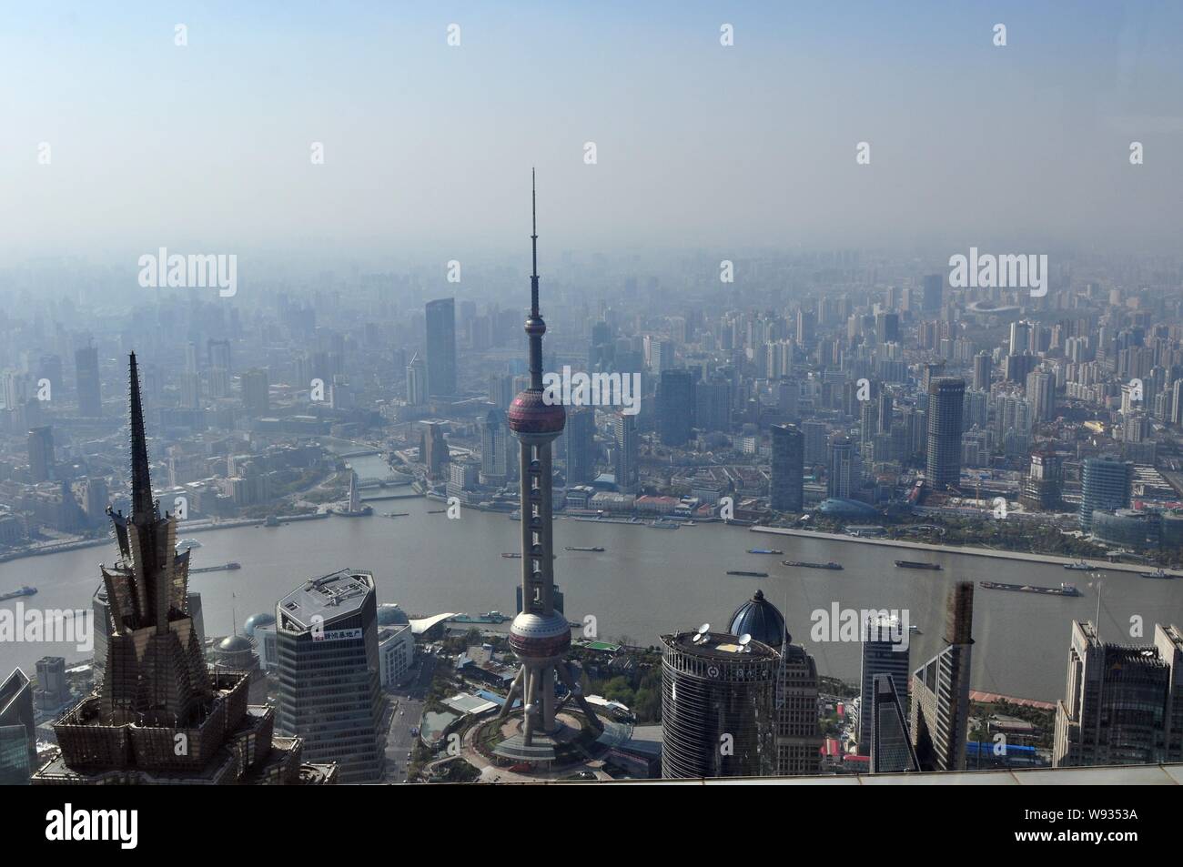 --FILE--Vista di Puxi, il fiume Huangpu e il Quartiere Finanziario di Lujiazui con la Oriental Pearl TV Tower e altri grattacieli e alta luogo costruire Foto Stock