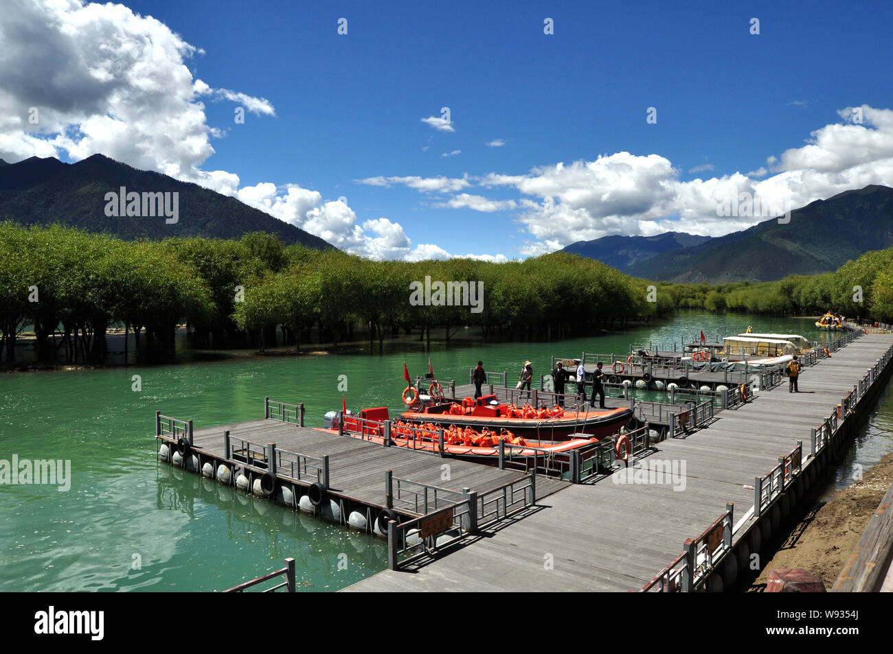 --FILE--un pontile è visto sul Yarlung Zangbo fiume (noto anche come fiume Brahmaputra) in Nyingchi, west Chinas regione autonoma del Tibet, 26 settembre 2 Foto Stock