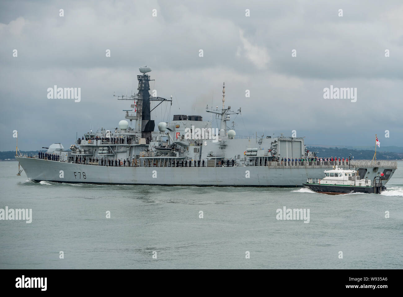 La Royal Navy warship HMS Kent (F78) lasciando Portsmouth, Regno Unito il 12/8/19 per una distribuzione al Golfo Persico dove lei permetterà di alleggerire il sistema HMS Duncan. Foto Stock