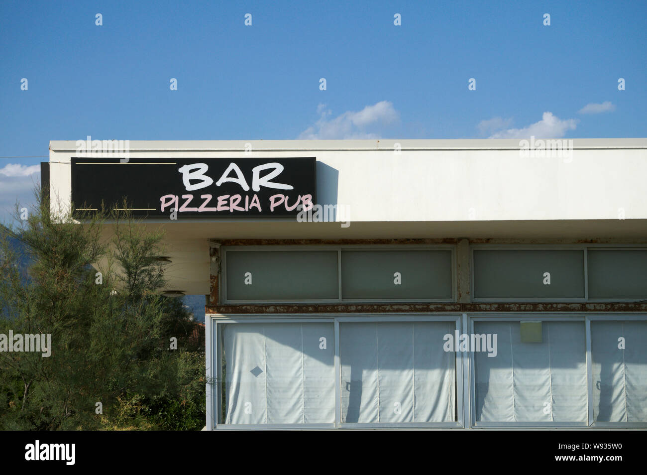 Un chiuso bar pizzeria in Italia Foto Stock