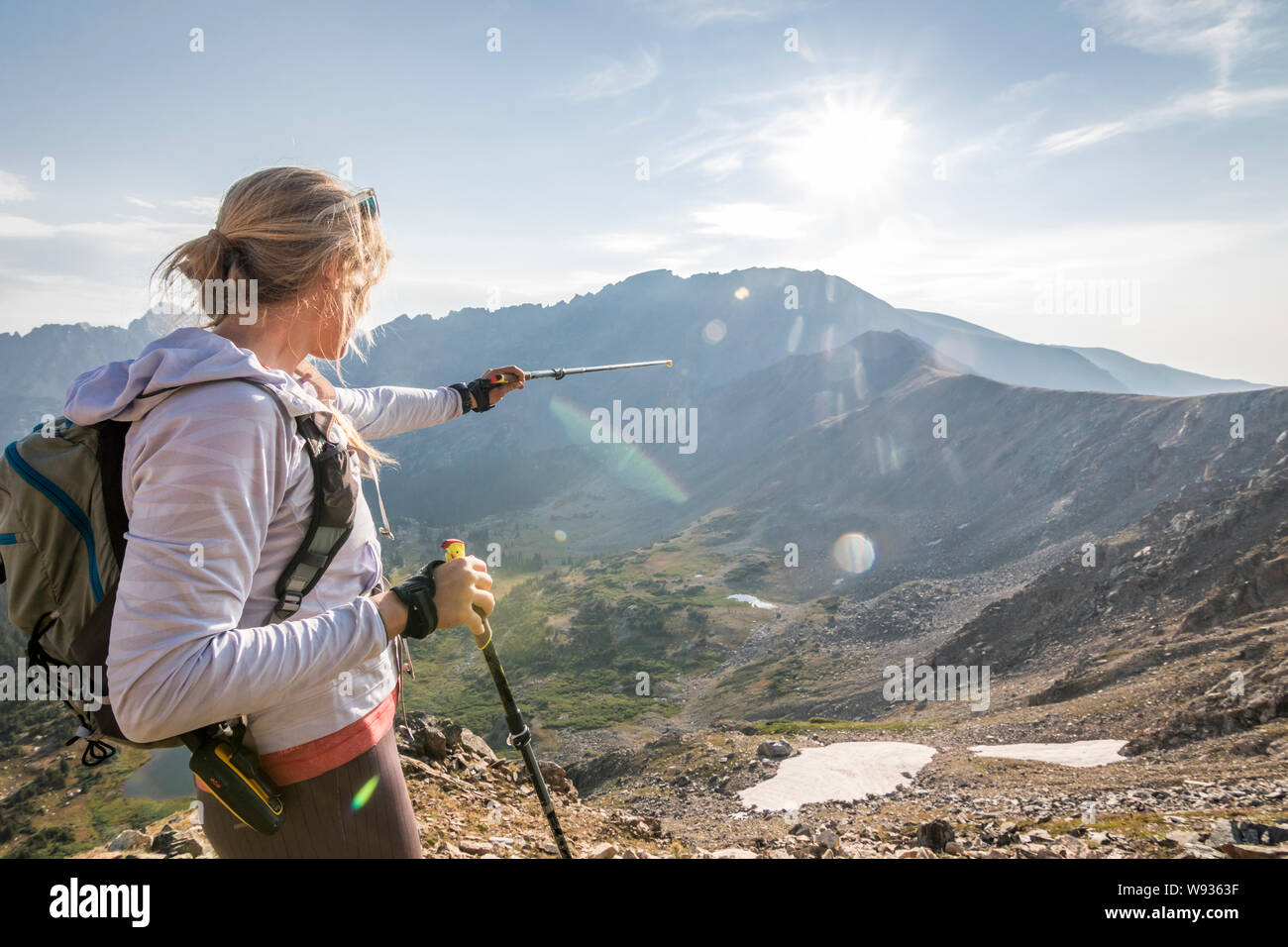 Una giovane donna trail runner ricorda il suo percorso pochi chilometri di distanza Foto Stock