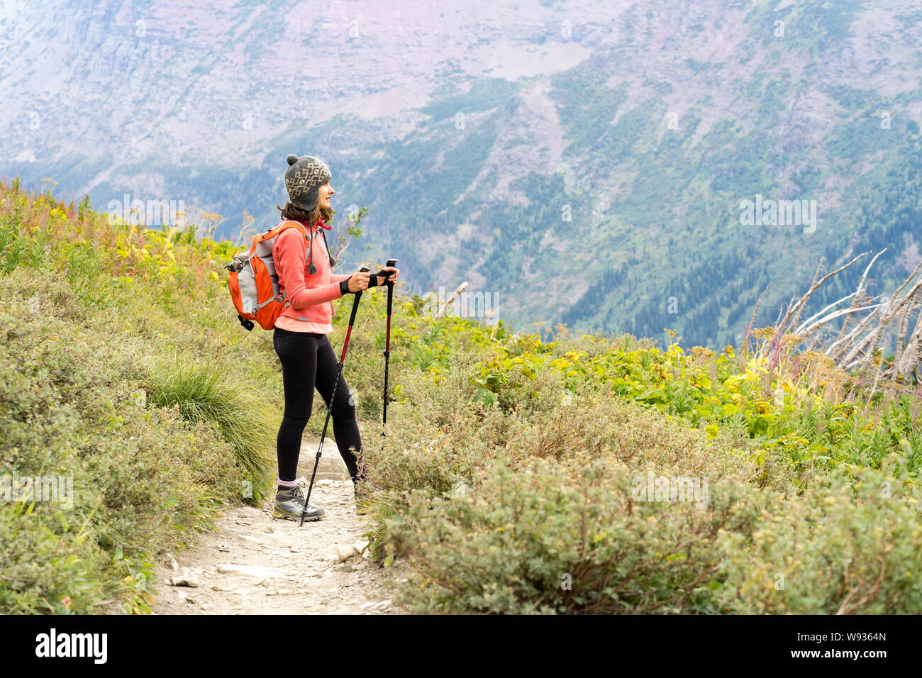 Escursionista femmina sta prendendo una pausa sul sentiero nel Parco Nazionale di Glacier Foto Stock
