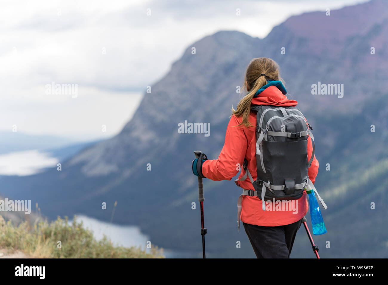 Escursionista femmina è godendo della vista dei laghi nel Montana Foto Stock
