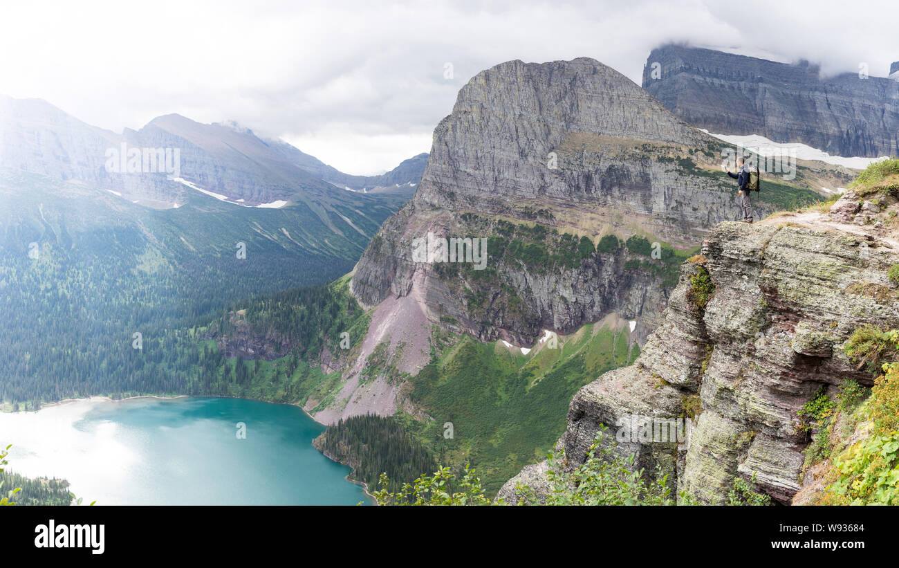 Uomo di scattare una foto del meraviglioso lago nel Montana mentre escursionismo Foto Stock